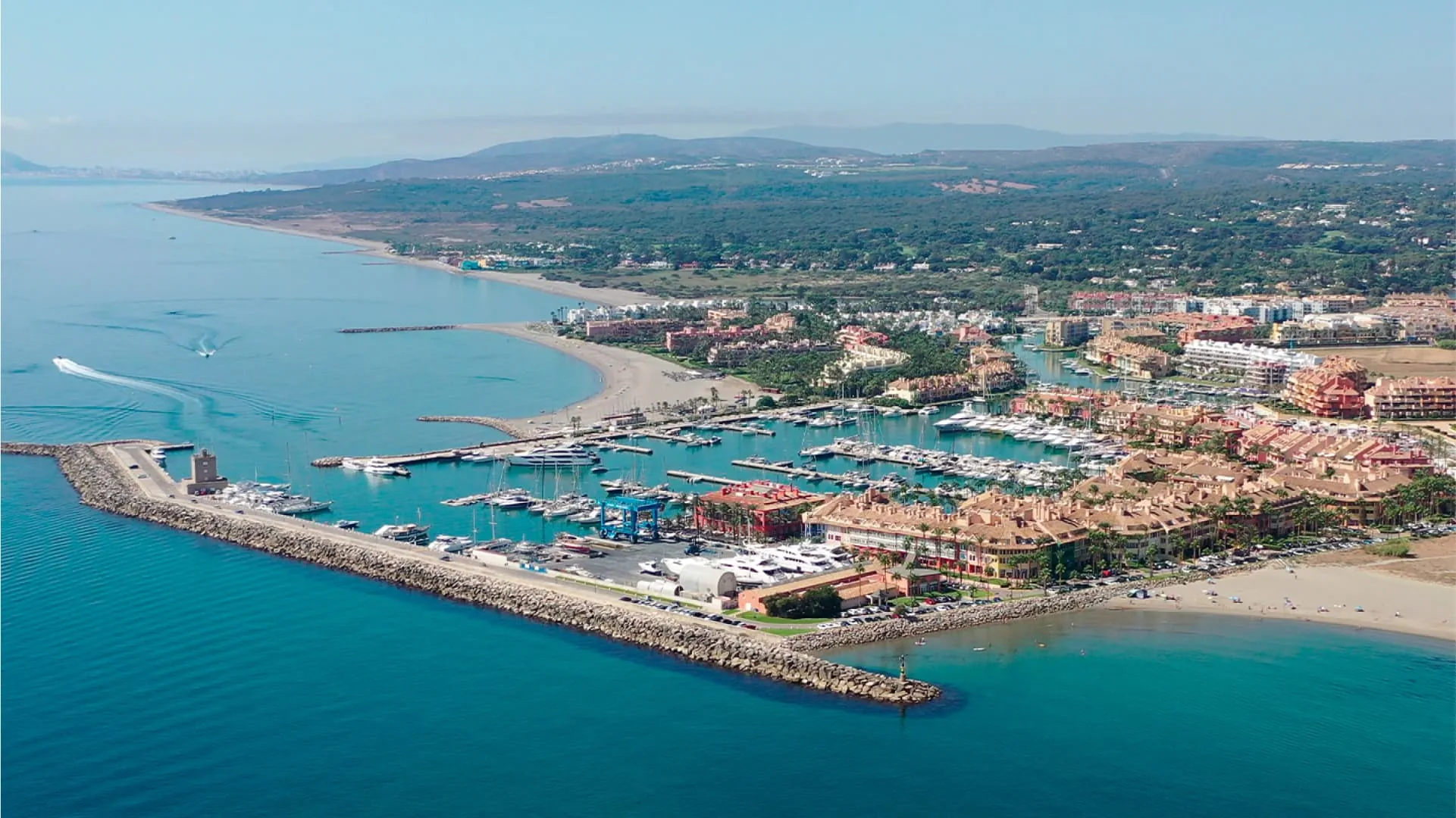 Vista aérea apartamentos puerto de Sotogrande